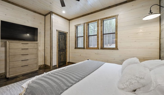 Luxury 5 BR retreat on Stocked Fishing Pond Treefort Playground 3 kayaks,17 🛏️