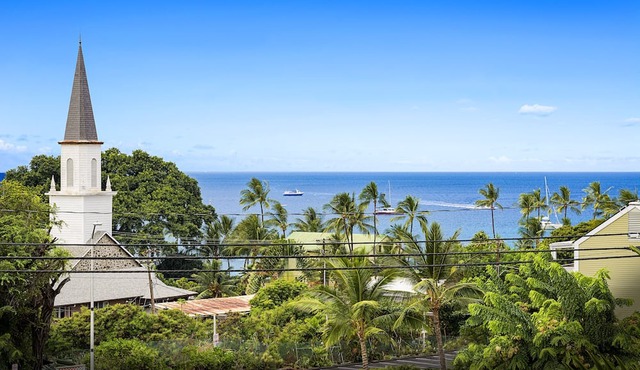 Cozy Oceanview Unit w/AC & Shared Pool in the Heart of Kona Town: Kalanikai 306