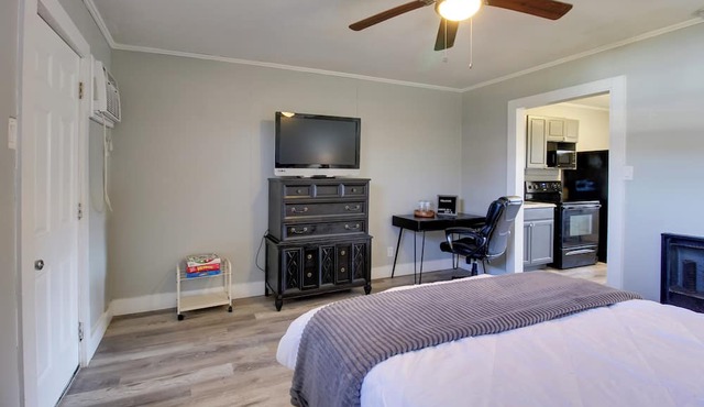 Huntsville Studio w/Workspace Near Downtown