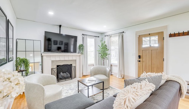 Walk to Amphitheater & Stadium: Home w/Deck!
