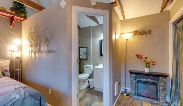 Rustic Log Cabin w/Studio ~ 5 Mi to Pikes Peak!