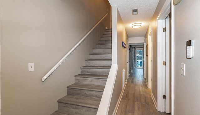 Sleep 8 in this guest fave! All new, fresh & fun!walk to lake and marina.