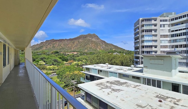 9th Floor Studio Apt, Full kitchen & Insane views!
