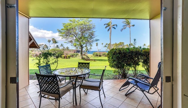 Walk to Beach: Ocean-View Maunaloa Studio
