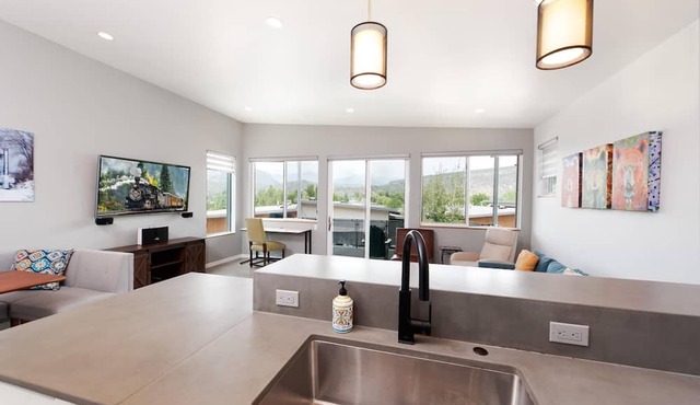 Townhome with Awesome Views - 1 Mile to Downtown - 30+ Day Stay Required