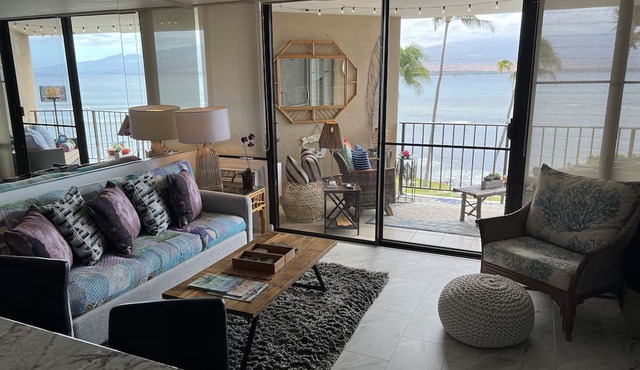 View whales from modern Top floor Oceanfront condo. Maalaea, Haleakala sunrise!