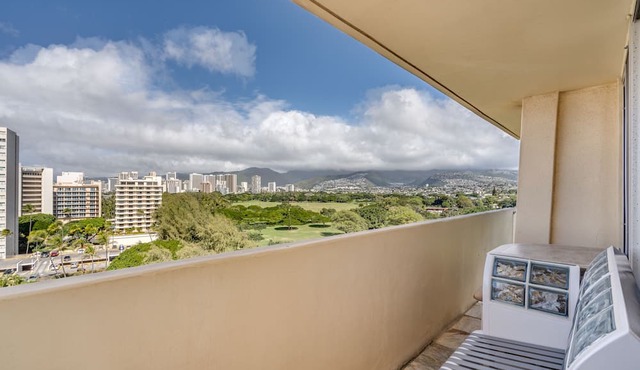 Gorgeous Diamond Head Penthouse Studio Stunning views, Private Balcony.