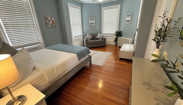Spacious Suite 1 Bed/1 Bath/2 Pullout Sofas/Dog Friendly (Sleeps 5) on Historic Spring St.