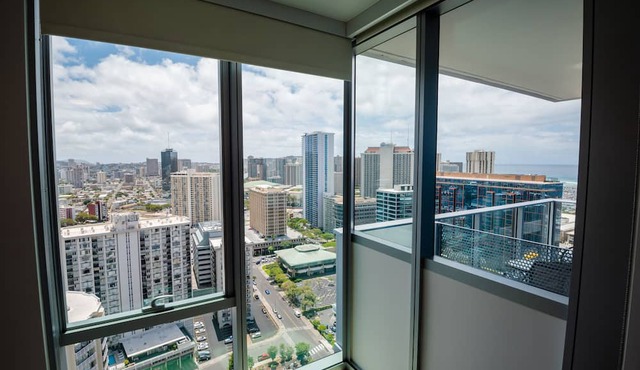 Upscale 2 bedroom with parking in Ala Moana