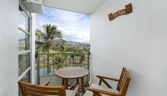 Diamond Head View Renovated Corner Unit, AC, W/D, FREE Wi-Fi & Parking!