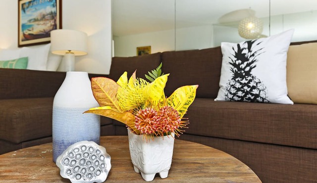 Upgraded Beachfront Studio on Quiet Waikiki beach with Swimming/Surfing!