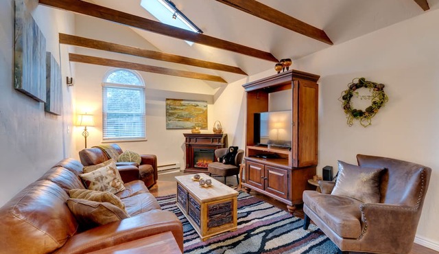 Rustic Log Cabin w/Studio ~ 5 Mi to Pikes Peak!