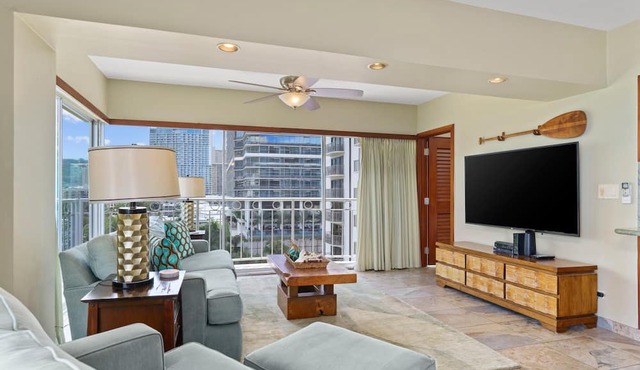 Luxury 2-Bed/2-Bath Corner Waikiki Shore Condo w/Ocean Views! FREE Parking!