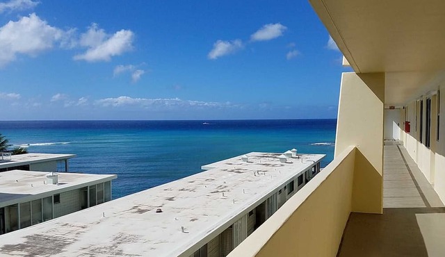 Diamond Head Beach - Large Studio - Queen Bed, Balcony, Ocean View, Ocean Access