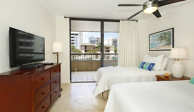 Beautiful 2-bedroom condo, sleeps 6, washer/dryer and one free parking!