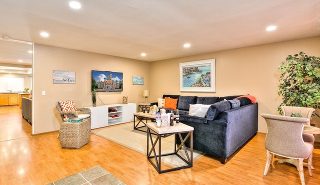 Walk to Disneyland & Conv Ctr!*Hot Tub!*Game Room*Spring Sale!