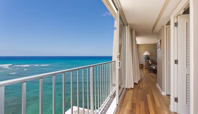 Our Penthouse over the Pacific ☀ A true gem that sleeps 4 is lovingly cared for