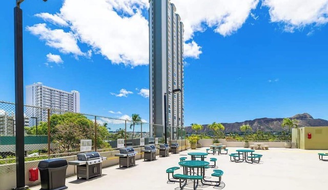 Resort condo w/lanai & pool access