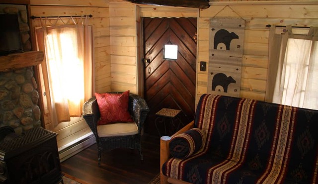 Renovated 1940's Cabin Located in a Peaceful Grand Lake Village Location