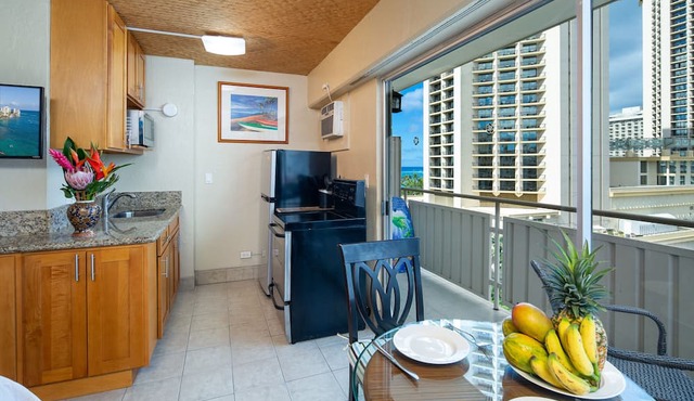 Waikiki Beach center! Oceanview, Lanai, Free WIFI and Phone. Full Kitchen.
