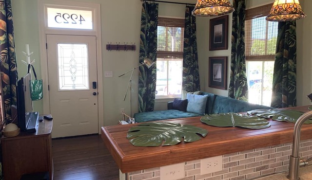 Stylish 2 BED, 2 BATH Shotgun-style house near beach!