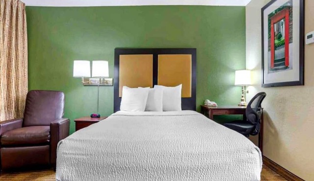 1 Queen Bed | Mobil Access Tub Nsmk Kitchen