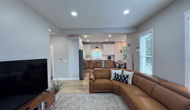 Retreat on Bridge Street - 3 Bed, 2 Bath Luxury Apartment