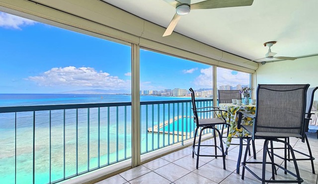 Charming Beachfront King Bedroom condo in Honolulu