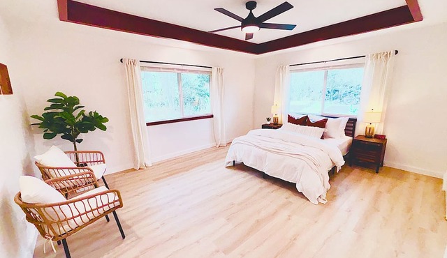 Peaceful, stylish, modern Hawaiian getaway on one acre with views and stars!