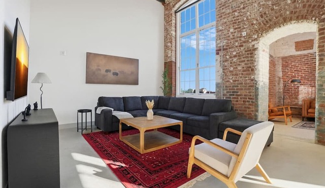 Bright & Cozy 2BR Apt w/Parking