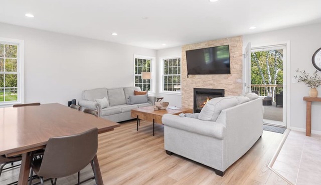 Harbor School House - Private home, great outdoor space, 5 minute walk downtown
