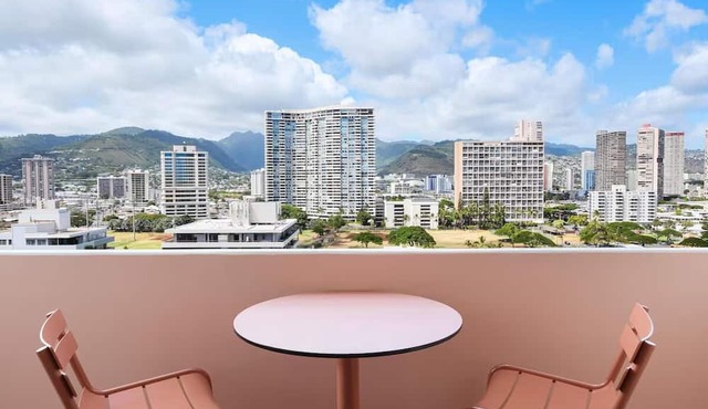 The Ambassador of Waikiki | City View with Two Queens | Pet-Friendly