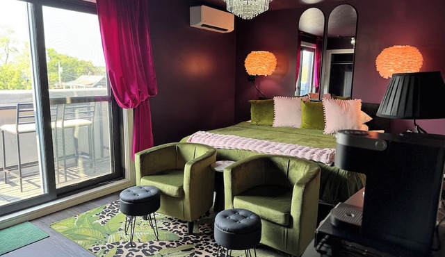 Havana Hideaway Downtown Saugatuck. Moody. Enchanting. Dreamy Walk to everything