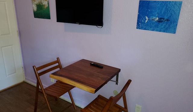 Budget Downtown Studio-A with European Bunk Beds, AC, WIFI & 4 free Streamers!