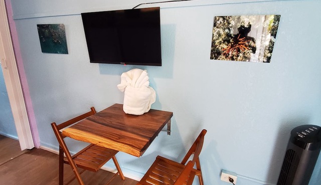 Budget Downtown Studio C w/European Twin Bunk Beds, AC, WIFI & free Streamers!