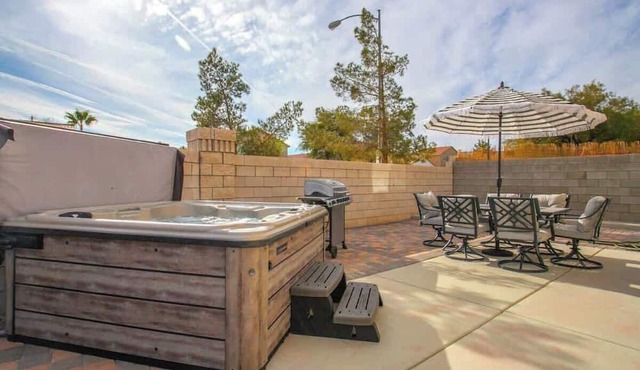 5BR Home w/Hot Tub & Pool Table | Modern Luxury