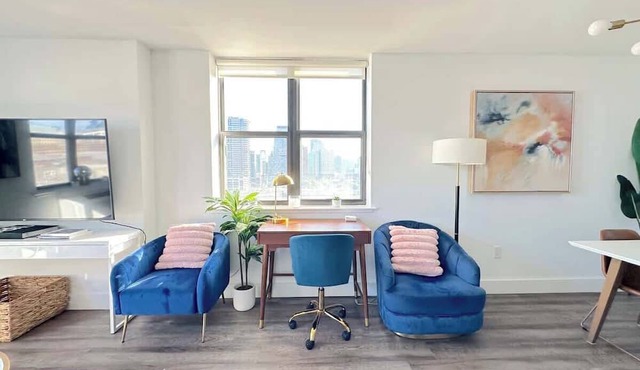 Luxury 2BR - Elevator-Gym-Laundry-15 Min to NYC