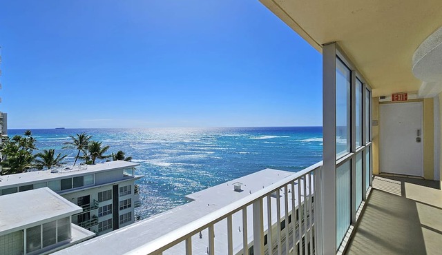 Gold Coast Ocean View One Bedroom w/Full Kitchen & WiFi