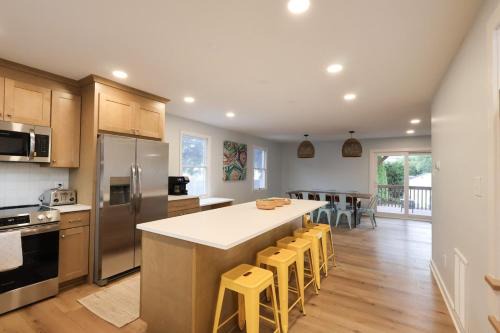 Walk to Harborside Sleeps 16 Boat Trailer Parking