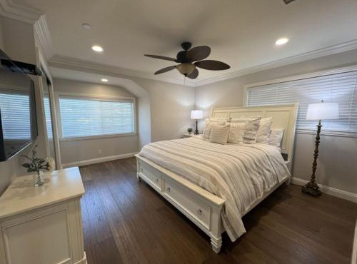 Fantastic 6 bedroom, 4 & Half bath home (4 master Suites), pool home