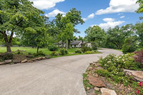 Valley House-Walk to Downtown-Outdoor Oasis-Luxury
