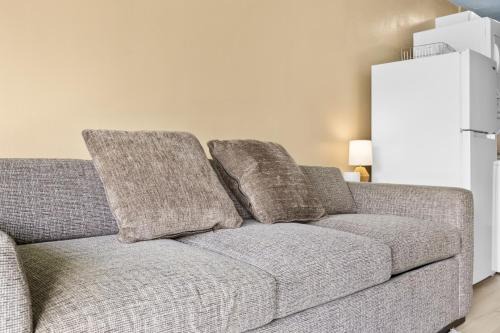 Ocean View 1BR Balcony Near Beaches & Downtown