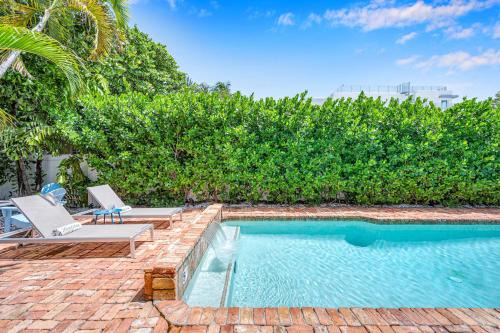 Steps from Beach Quaint Cottage Heated Pool Sand Key RESlDENCES