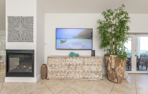 Oceanfront Luxury Villa 5Bedroom and 4Bath Beach Access