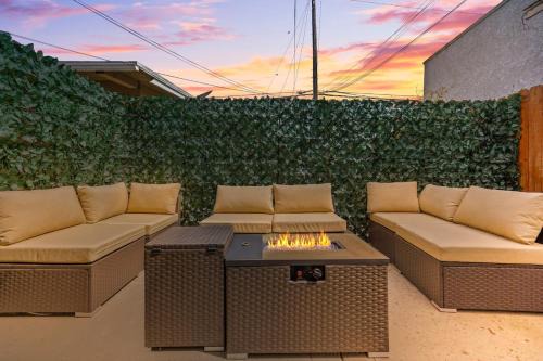 1 mile from the Beach Fire Pit, Patio, Parking!