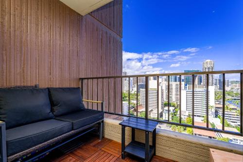 Modern Suite Free Parking View AC King Bed Kitchen