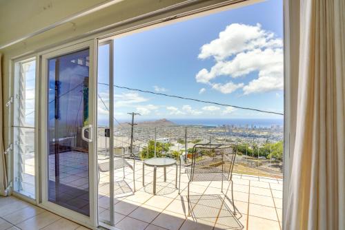 4 Mi to Beaches: Honolulu Hideaway w/Views!