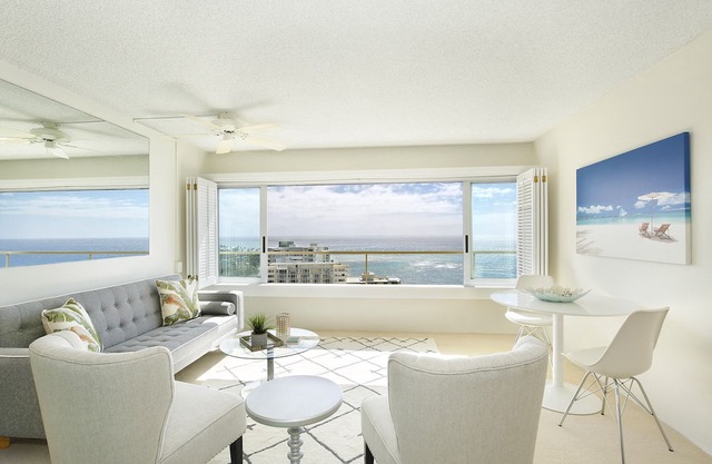 Panoramic Oceanfront & Diamond Head views, just steps to beach. FREE Parking!